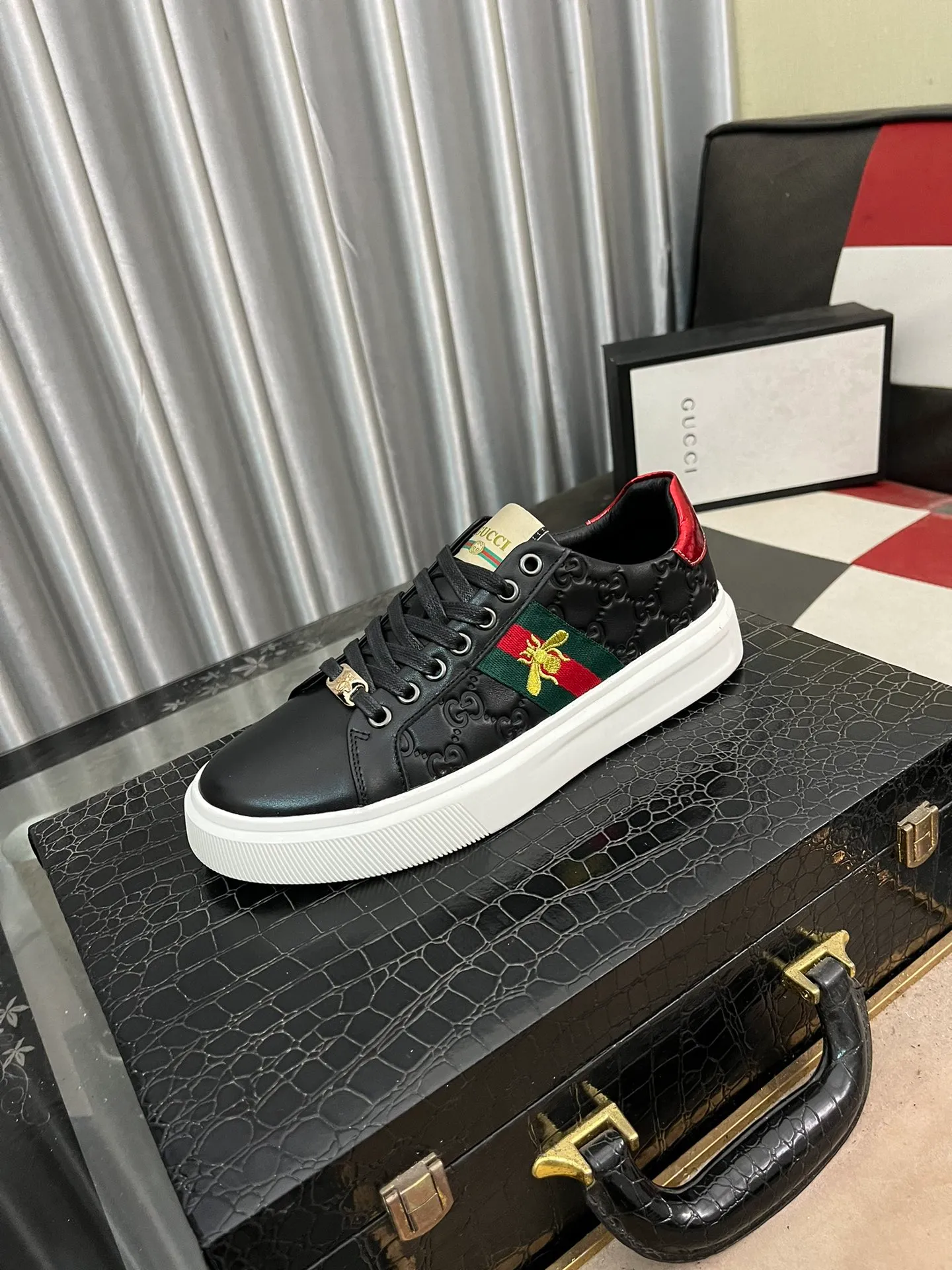 Men's shoes💰400⌚️⌚️[GUCCI] Gucci men's casual shoes are absolutely popular🔥The ultimate matching item for trendy men! The charm of super texture is irresistible, the main recommendation, the flower leather color is bright! The upper is made of high-quality cowhide + brand printed fabric, sheepskin feet, wear-resistant rubber sole, noble and elegant! Extremely comfortable🎁🎁You can be as handsome as you want💪 38-442️⃣colors available